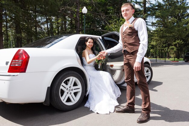 Sensual retrato de una pareja joven Foto de boda al aire libre