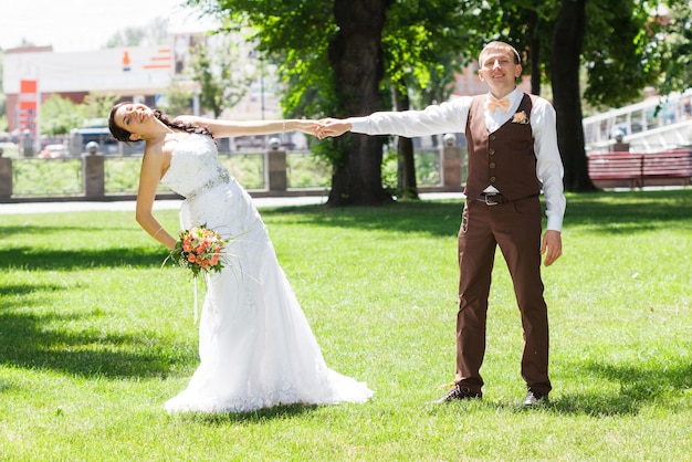 Sensual retrato de una pareja joven Foto de boda al aire libre
