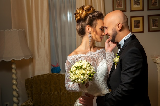 Sensual retrato de recién casados en casa