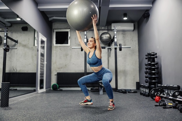 Sentadilla con pelota de fitness