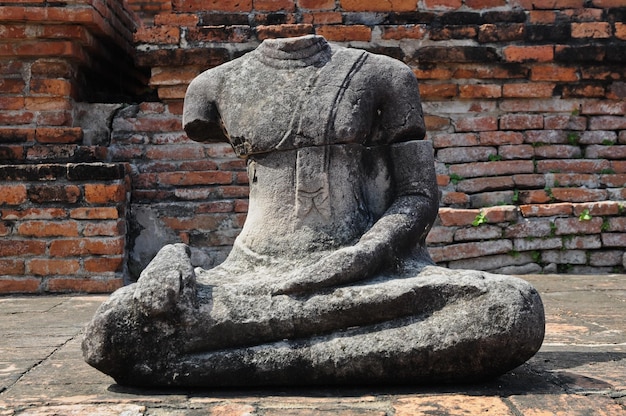 Sentado a antiga estátua de Buda no antigo templo da Tailândia