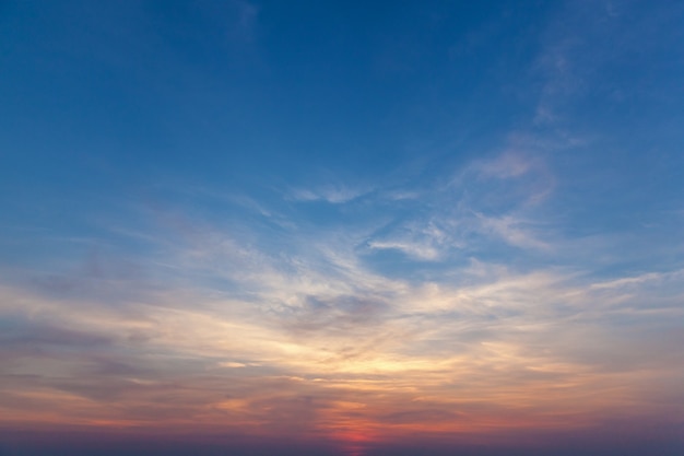 Sentado o sol contra o céu. O céu está se pondo.