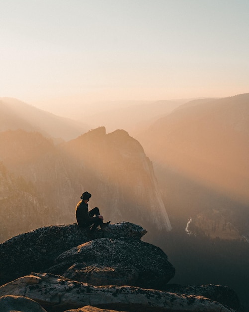 Foto sentado sobre o vale de yosemite