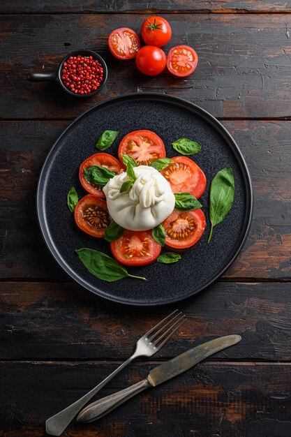 Sentar planas de cremoso queso burrata con ingredientes