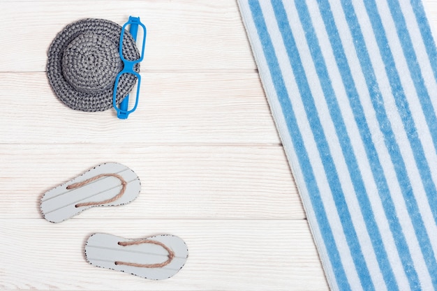 Sentar planas de miniatura compuesta de salón de playa con zapatos de verano sombrero toalla gafas de sol