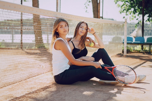 sentarse modelo de la naturaleza árboles adultos