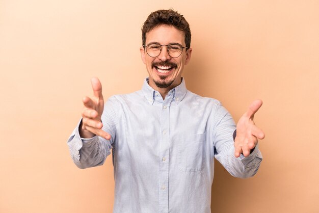 Sente-se confiante a dar um abraço à câmara.
