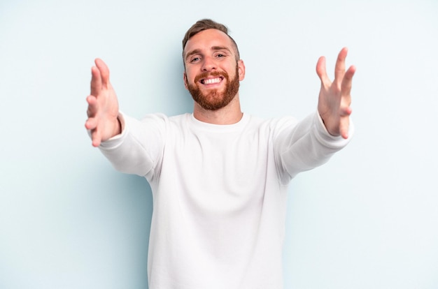 Sente-se confiante dando um abraço na câmera