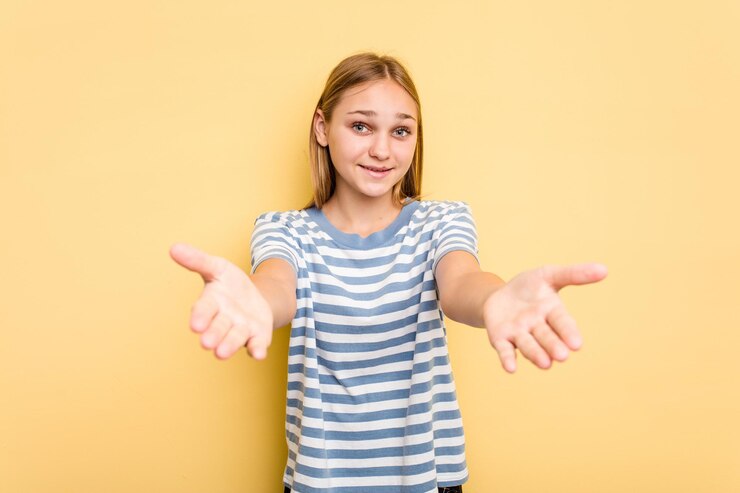 Foto sente-se confiante dando um abraço na câmera
