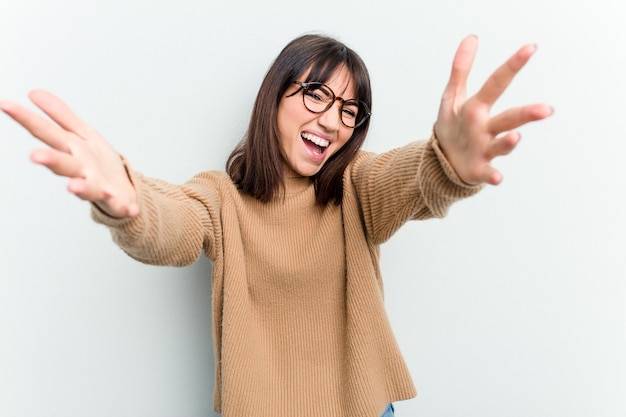 Sente-se confiante dando um abraço na câmera