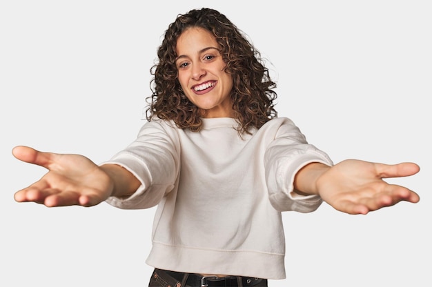 Foto sente-se confiante dando um abraço na câmera