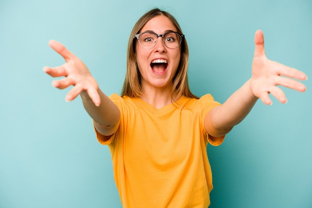 Sente-se confiante dando um abraço na câmera