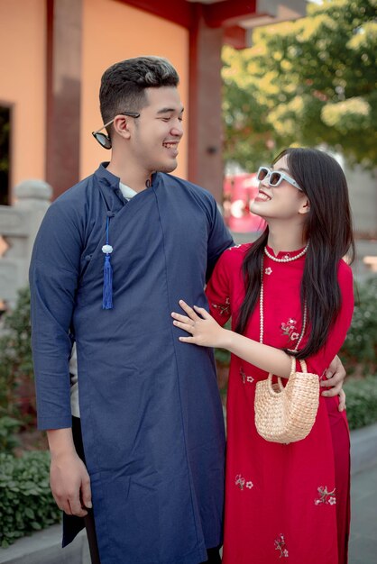 Sentido de roupa asiática garota asiática vestindo shalwar kameez pré-casamento estilo tradicional casal de amor