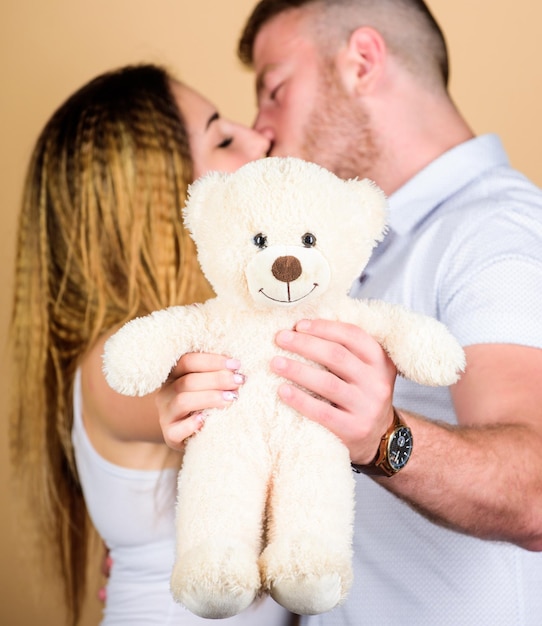 Sentimento de amor casal apaixonado relações familiares e felicidade homem e mulher abraçam relacionamento romântico data de amor valores familiares dia dos namorados presente garota sexy e homem seguram ursinho de pelúcia