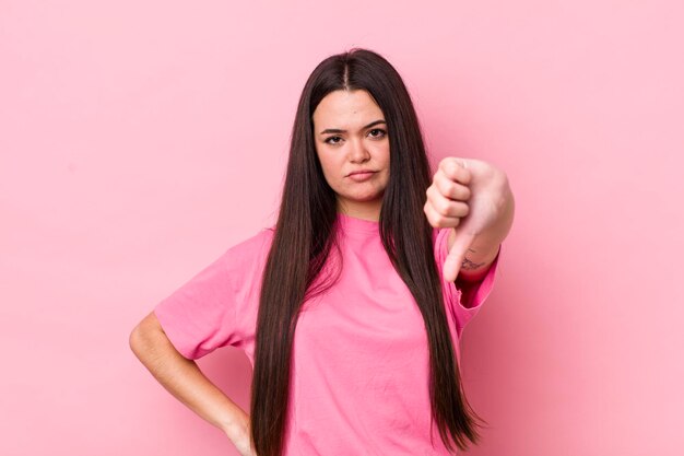 sentimento zangado irritado irritado desapontado ou descontente mostrando o polegar para baixo com um olhar sério