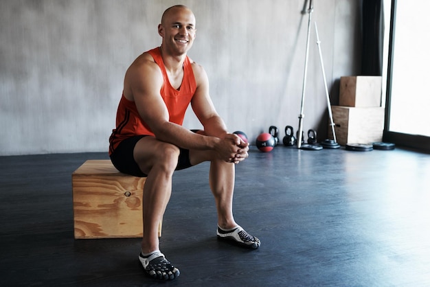 Ese sentimiento después de un gran entrenamiento.... Retrato de un joven en el gimnasio.