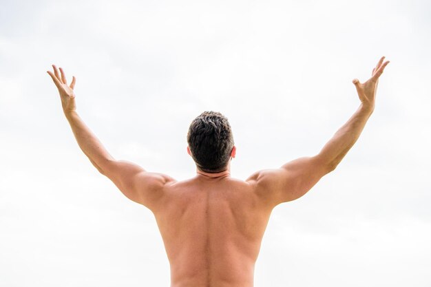 Sentimiento de libertad Prepárate para el nuevo día musculoso espalda hombre aislado en blanco Deportista levantando manos El hombre aplaude el éxito Estilo de vida saludable logro personal objetivo y éxito