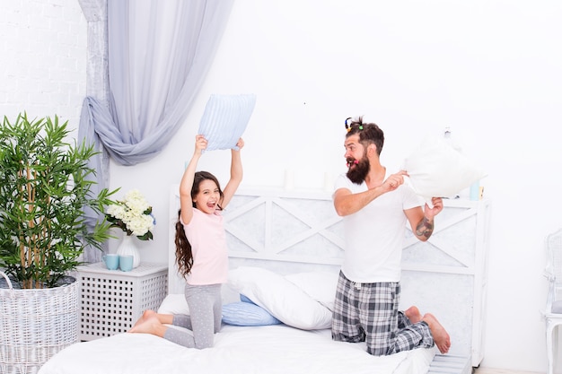 Sentimientos reales. jugando juntos en el tiempo libre. peinado divertido del cabello. entretenimiento. padre e hija se divierten. niño y papá peleando con almohadas. feliz dia de la familia. Celebre el día del padre.