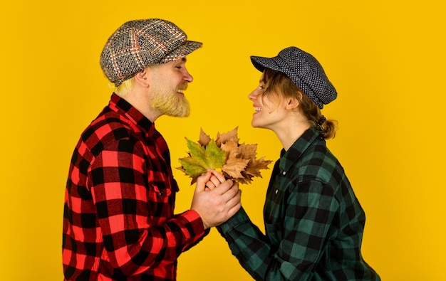 Sentimientos románticos Estilo vintage Pareja alegre Citas en septiembre Estado de ánimo otoñal Pareja enamorada traje elegante Tiempo familiar Pareja usa sombreros y camisas a cuadros Enamórate Relaciones felices