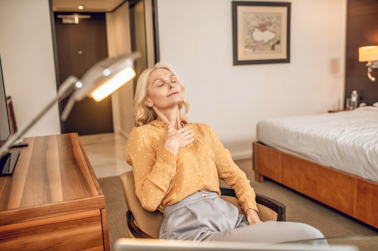 Foto sentindo mal. loira elegante empresária sentada na poltrona e se sentindo mal