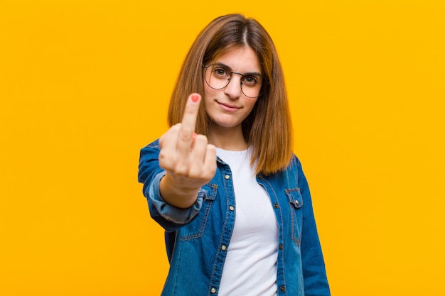 sentindo raiva, irritado, rebelde e agressivo, sacudindo o dedo médio, revidando