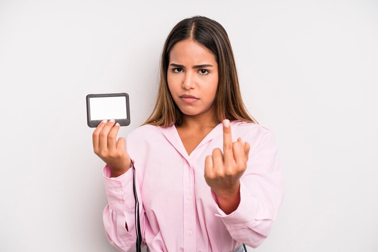 Foto sentindo raiva irritado rebelde e agressivo