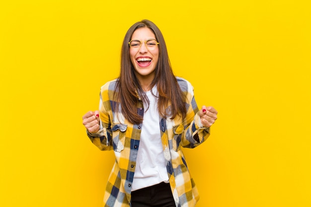 sentindo-se chocado, animado e feliz, rindo e comemorando o sucesso, dizendo uau!