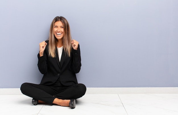 sentindo-se chocado, animado e feliz, rindo e comemorando o sucesso, dizendo uau!