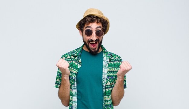 sentindo-se chocado, animado e feliz, rindo e comemorando o sucesso, dizendo uau!