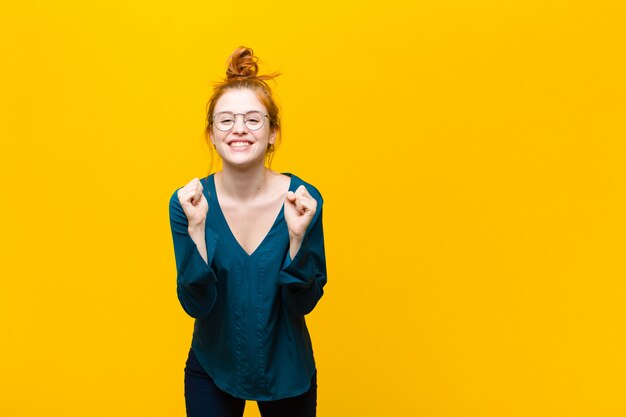 Sentindo-se chocado, animado e feliz, rindo e comemorando o sucesso, dizendo uau!