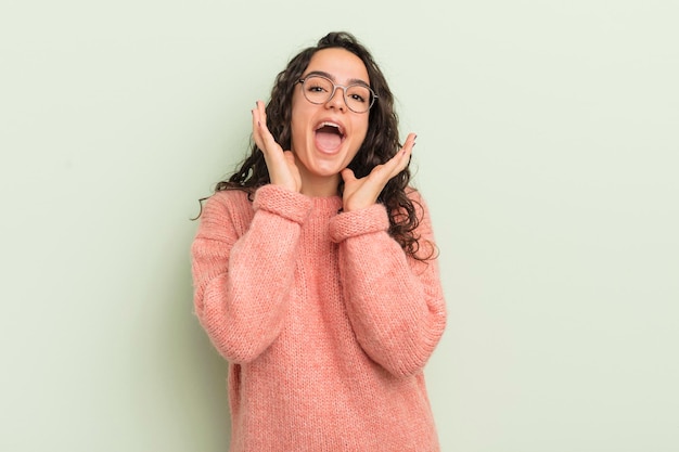 Sentindo-se chocado e animado rindo maravilhado e feliz por causa de uma surpresa inesperada