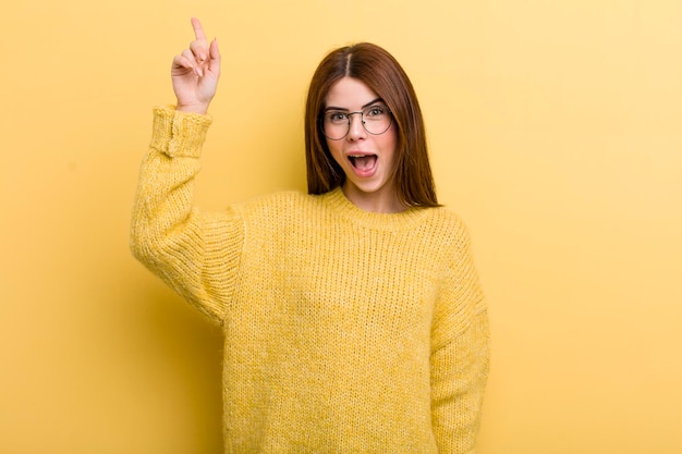 sentindo-se como um gênio feliz e animado depois de perceber uma ideia levantando o dedo alegremente eureka