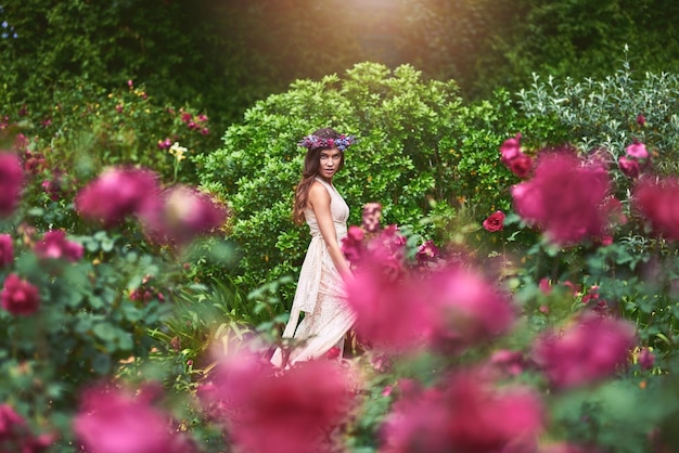 Sentindo-se como uma deusa hoje na natureza Foto de uma bela jovem usando uma coroa de flores posando na natureza