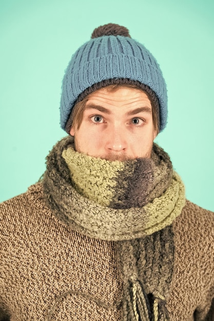 Sentindo-se doente e com frio, ele pegou um resfriado masculino malhas masculinas moda acessórios de malha pobre homem sem-teto homem congelado sentindo frio no inverno sem gripe previsão do tempo no inverno cara usa roupas quentes