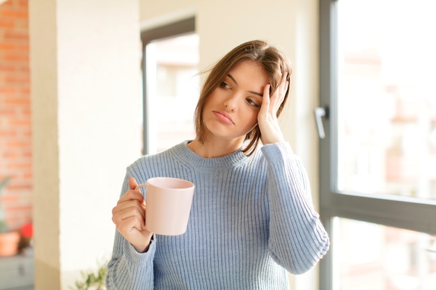 sentindo-se entediado, frustrado e com sono após uma tarefa cansativa, enfadonha e tediosa, segurando o rosto com a mão