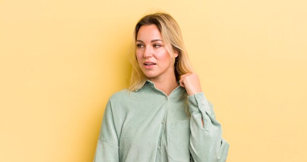 Sentindo-se estressado ansioso cansado e frustrado puxando o pescoço da camisa parecendo frustrado com o problema