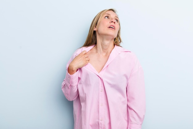 Sentindo-se estressado ansioso cansado e frustrado puxando o pescoço da camisa parecendo frustrado com o problema