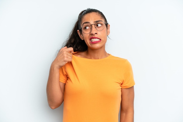 Sentindo-se estressado ansioso cansado e frustrado puxando o pescoço da camisa parecendo frustrado com o problema