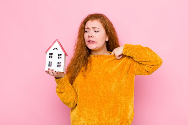 sentindo-se estressado, ansioso, cansado e frustrado, puxando o pescoço da camisa, parecendo frustrado com o problema