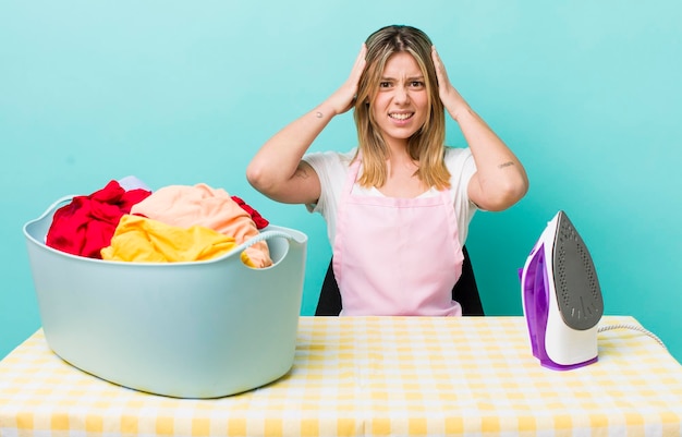 Sentindo-se estressado, ansioso ou assustado com as mãos na cabeça