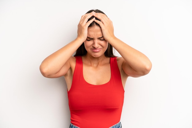 sentindo-se estressado e frustrado, levantando as mãos à cabeça, sentindo-se cansado, infeliz e com enxaqueca