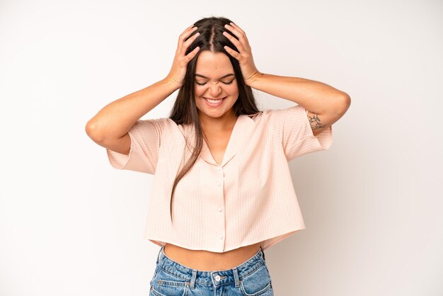 sentindo-se estressado e frustrado, levantando as mãos à cabeça, sentindo-se cansado, infeliz e com enxaqueca