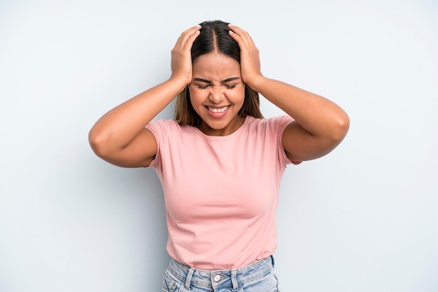 sentindo-se estressado e frustrado, levantando as mãos à cabeça, sentindo-se cansado, infeliz e com enxaqueca