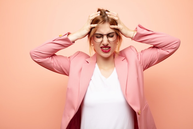 sentindo-se estressado e frustrado, levantando as mãos, cansado, infeliz e com enxaqueca