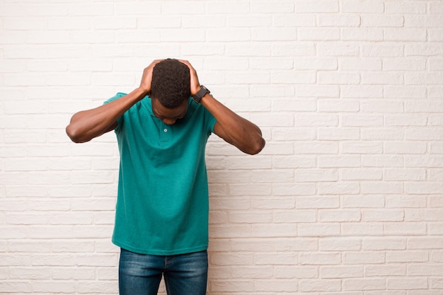 sentindo-se estressado e frustrado, levantando as mãos na cabeça, cansado, infeliz e com enxaqueca