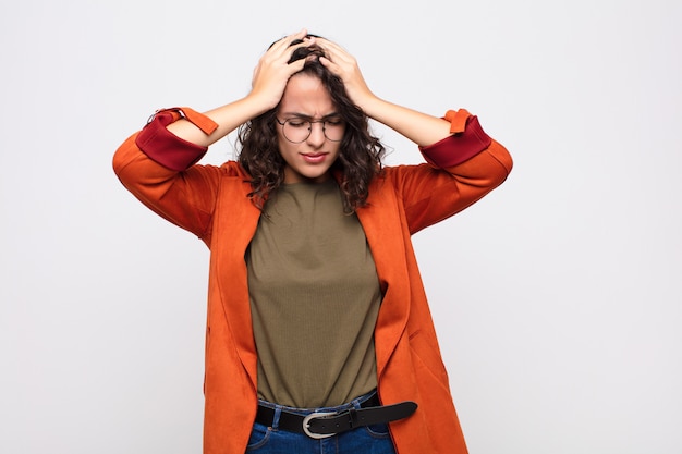 Sentindo-se estressado e frustrado, levantando as mãos na cabeça, cansado, infeliz e com enxaqueca