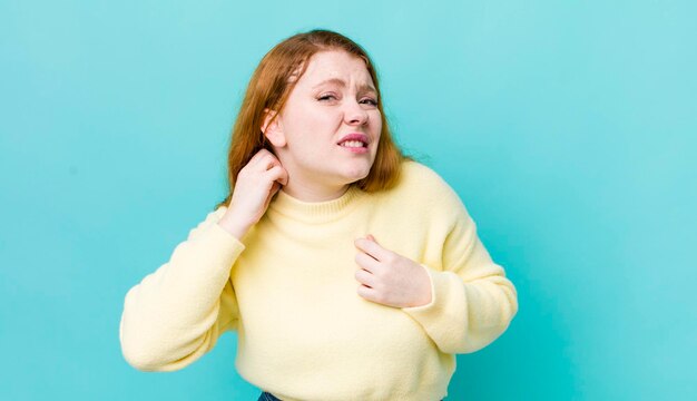 Sentindo-se estressado, frustrado e cansado, esfregando o pescoço doloroso com um olhar preocupado e preocupado