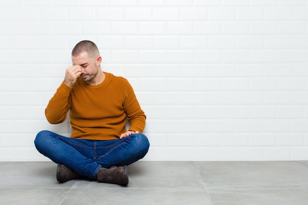 sentindo-se estressado, infeliz e frustrado, tocando a testa e sofrendo de enxaqueca com fortes dores de cabeça