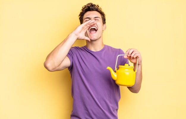 sentindo-se feliz, animado e positivo, dando um grande grito com as mãos perto da boca, gritando. conceito de bule