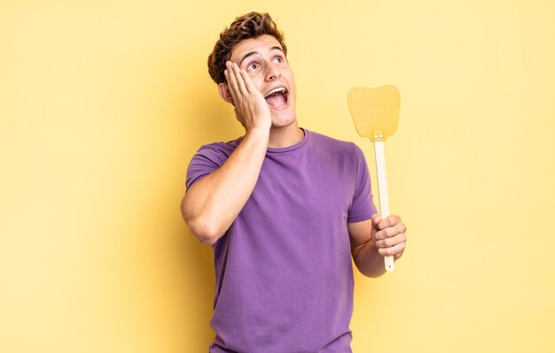 Sentindo-se feliz, animado e surpreso, olhando para o lado com as duas mãos no rosto. conceito de matar moscas